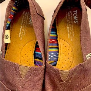 Toms brown slip on